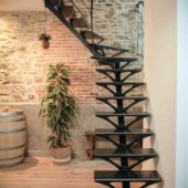 Fabricant-L-escalier-metal-Vertou-Nantes-44-tout-acier-limon-central-retro-bistrot-art-nouveau-moderne-sur-mesure-design-3