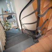 Fabricant-L-escalier-metal-Vertou-Nantes-44-tout-acier-limon-central-retro-bistrot-art-nouveau-moderne-sur-mesure-design-4