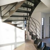 Fabricant-L-escalier-metal-Vertou-Nantes-44-tout-acier-demi-tournant-sur-mesure-design-1