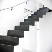 Fabricant-L-escalier-metal-Vertou-Nantes-44-tout-acier-limon-central-quart-tournant-sur-mesure-design-2